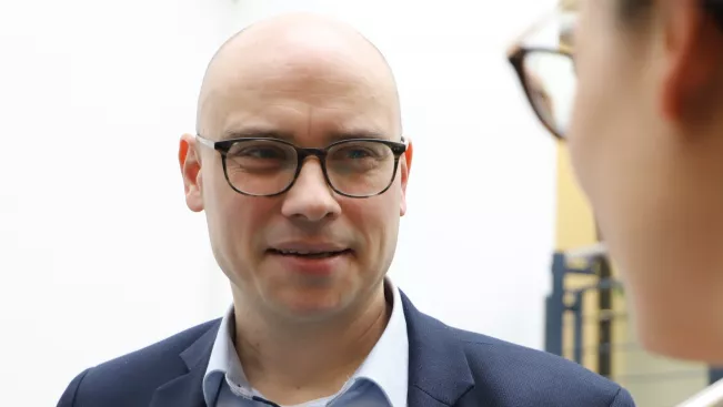 pieper_im_gespraech_2020110_foto_juri_kuestenmacher_2_teasercut_web.jpg (DE)