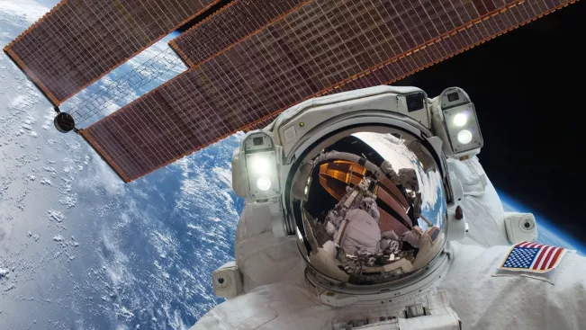 satellit_astronaut_weltraum_colourbox_31055448_teasercut.jpg (DE)