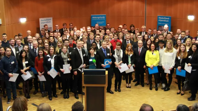 stipendienfeier_gruppenbild_im_audimax_20151209_foto_e._tritschler_img_9191_teasercut.jpg (DE)