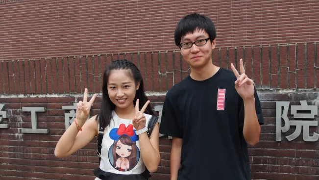 tianjia_jiang_und_zhuochai_22_studierende_der_hunan_universitaet_victory_fingers_20150914_foto_m._flacke_cut.jpg (DE)