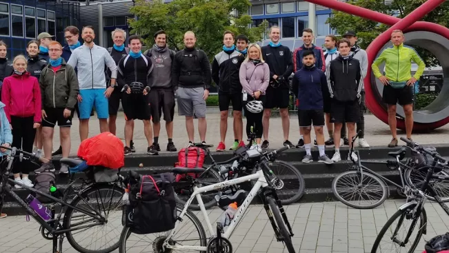 tour_de_csr_2021_teilnehmer_am_campus_sta_vor_start_foto_stefan_freitag_teasercut.jpg (DE)