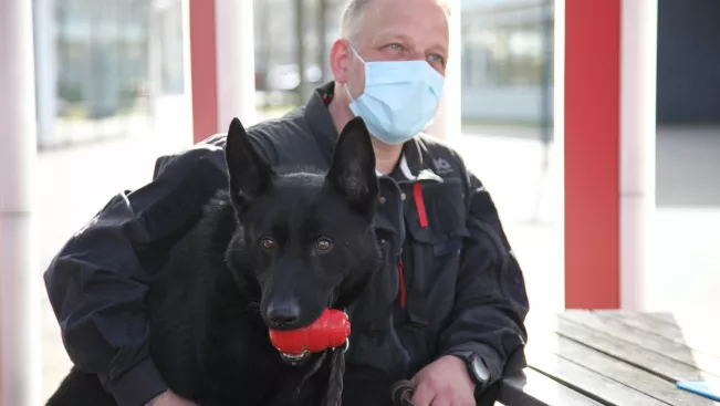 trackdog_suchhund_drago_hundefuehrer_daniel_jannett_2021-02-23_foto_eva_tritschler_0405.jpg (DE)