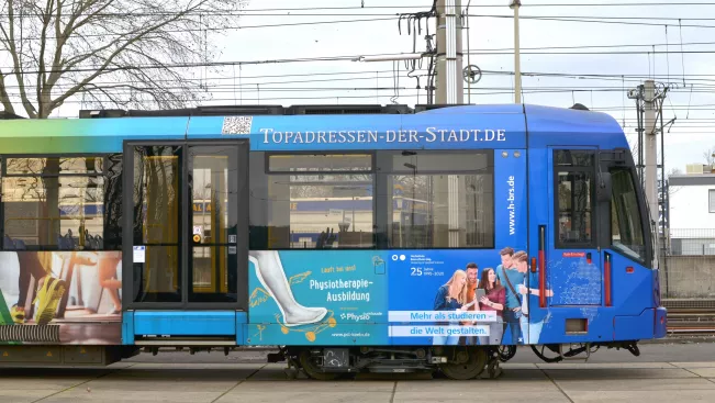 u-bahn_linie_16_seitenansicht_mit_h-brs_werbung_2020_cut.jpg (DE)