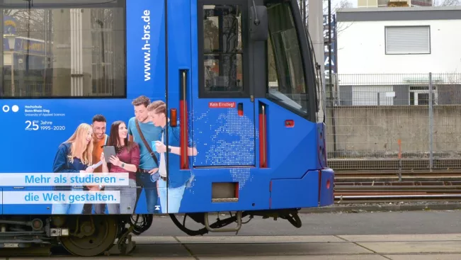 u-bahn_linie_16_seitenansicht_mit_h-brs_werbung_2020_cut_detail.jpg (DE)