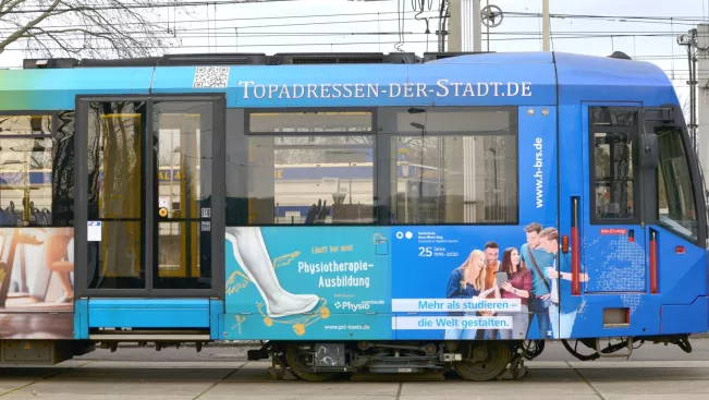 u-bahn_linie_16_seitenansicht_mit_h-brs_werbung_2020_teasercut.jpg (DE)