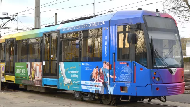 u-bahn_linie_16_von_schraeg_vorne_mit_h-brs_werbung_2020_cut.jpg (DE)