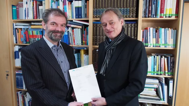 urkunde_ernennung_honorarprofessor_bernd_diehl_hartmut_ihne_2018.jpg (DE)