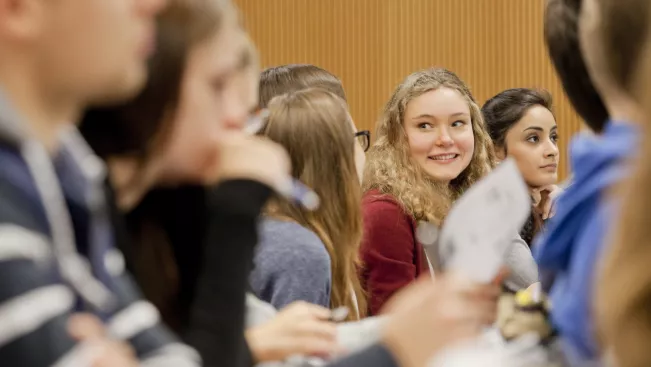 Studentin in Vorlesung boecker Wirtschaftswissenschaften 20131008 h-brs sankt augustin foto lichtenscheidt 16 (DE)