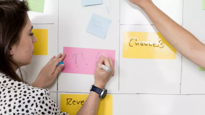 CENTIM start-up manufaktur planung whiteboard 20220519 foto eric lichtenscheidt 01 fs22.jpg