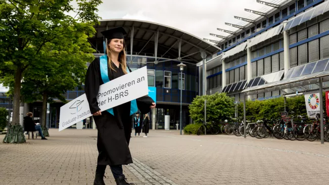 GI Graduierteninstitut Absolventen in Talar und Doktorhut Abschluss 20220601 foto eric lichtenscheidt 42 fs22.jpg