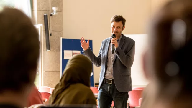 Vorlesung Sozialpolitik Steyler Mission StA 20220517 foto eric lichtenscheidt 20 fs22.jpg