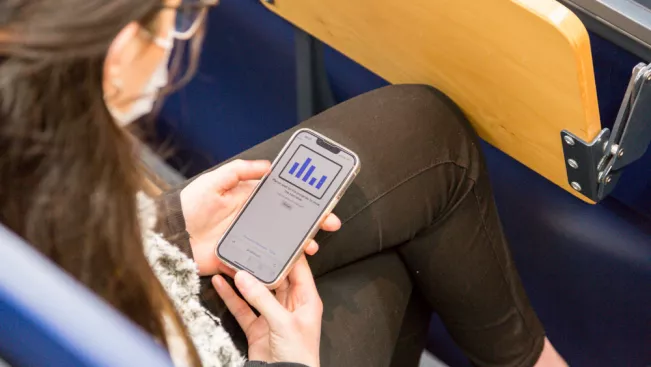 studierende smartphone hoersaal sta 20220321 foto eric lichtenscheidt 14 fs22.jpg