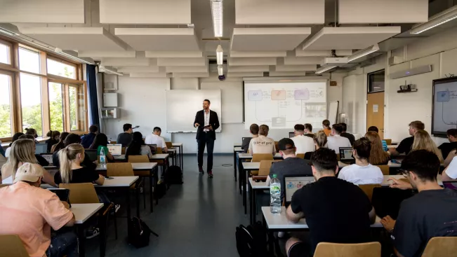 wiwi bwl vorlesung freitag sta 20220518 foto eric lichtenscheidt 01 fs22.jpg