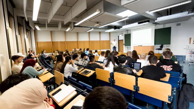 wiwi hoersaal lehre vorlesung 20220506 foto eric lichtenscheidt 20 fs22.jpg