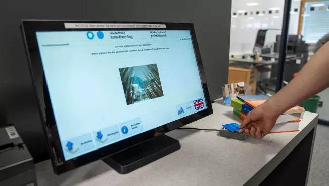 Ausleihe in der Bibliothek am Selbstverbucher