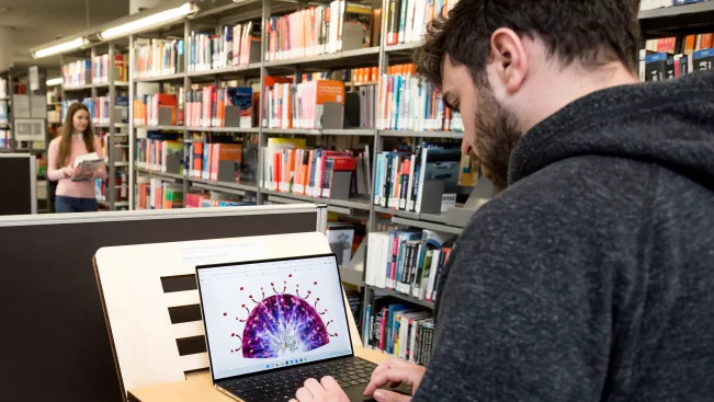 Recherche in der Bibliothek