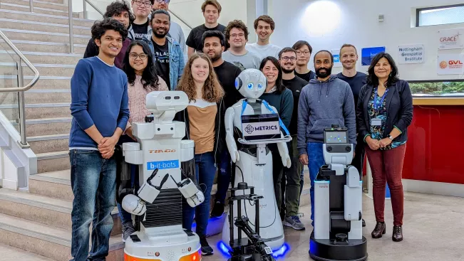 Teilnehmer:innen des Wettbewerbes HEART-MET am Cobot Maker Space - Universität Nottingham