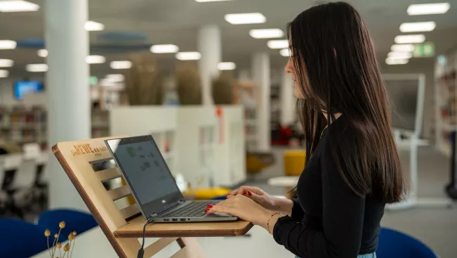 Am Laptop im Stehen arbeiten