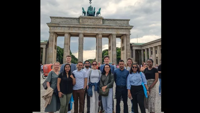 MBA CSR NGO Berlin Excursion 2023 Group Picture Brandenburger Tor