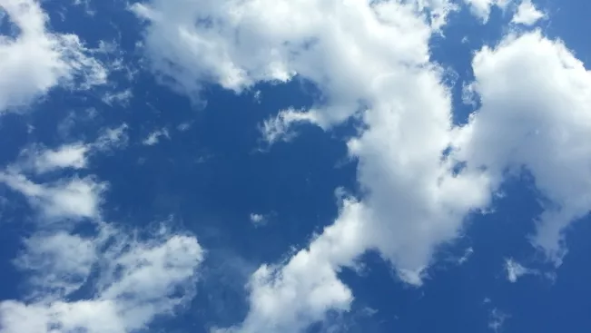 Wolken auf blauem Himmel