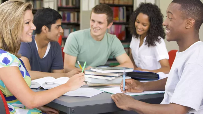 Internationale Studierende lernen gemeinsam Colourbox 1240718