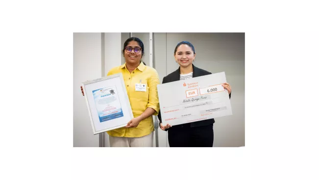 20241024-Natalia Quiroga Perez (H-BRS) freut sich mit Prof. Dr. Teena Hassan (H-BRS, links im Bild) über die Auszeichnung mit Platz 1 auf der AFCEA e.V. Bonn - Preisverleigung