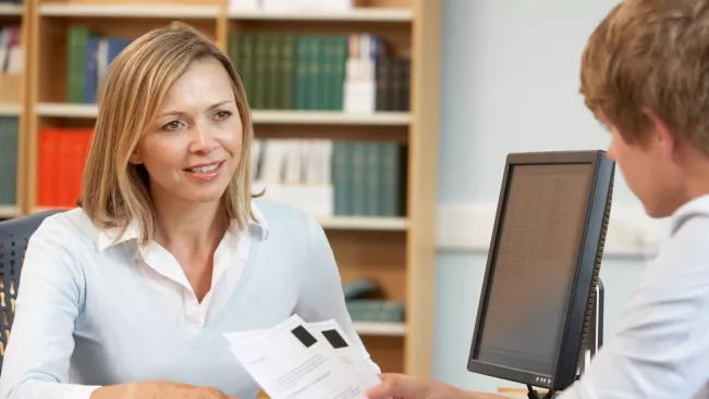 Allgemeine Studienberatung_Beratungssituation_zugeschnitten_Colourbox13422419