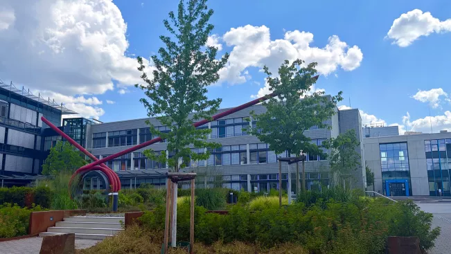 Spule Campus Sankt Augustin mit einer Treppe und Grünfläche
