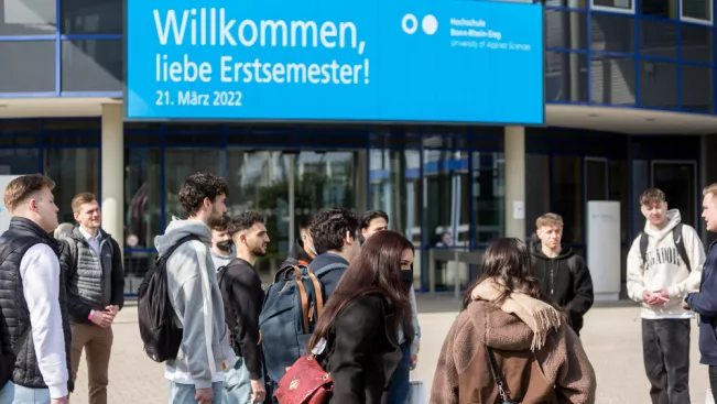 erstsemesterempfang_wirtschaft_studierende_campus_gruppe_led_wand_sta_20220321_foto_eric_lichtenscheidt_61_fs22.jpg (DE)