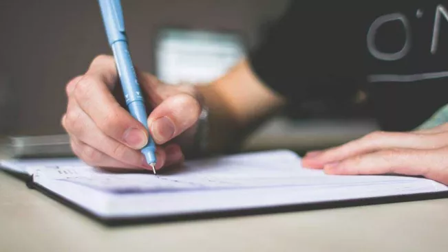 hausarbeit-hand-stift-schreiben.jpg (DE)