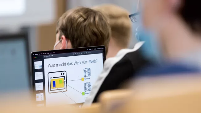 informatik_cyber_security_privacy_vorlesung_lo-iacono_20220426_foto_eric_lichtenscheidt_01_fs22.jpg (DE)