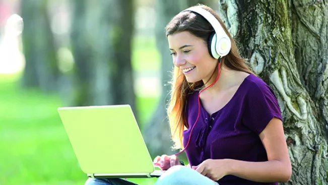 Studentin mit Laptop colourbox 27531228.jpg (DE)