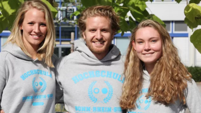 shooting_merchandise_studierende_gina_david_alex_fbwiwi_sta_20160922_foto_j._kuestenmacher_01-600px.jpg (DE)