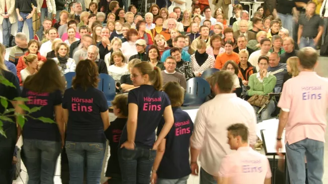 hoersaaleins_chor_in_der_hochschulstrasse_2006_foto_e._tritschler_8932_teasercut.jpg(DE)