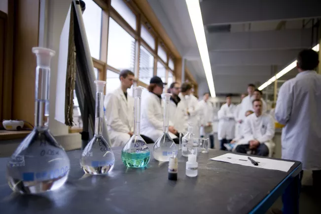 071211_fhrb_prakt_chem_07.jpg(DE)