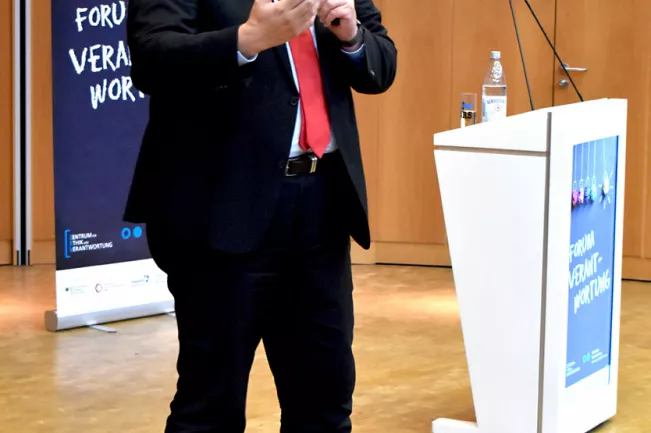 Talk im Forum-Verantwortung "Alle meine Daten": Ulrich Kelber im Gespräch mit dem Publikum. Foto: S. Flessing (DE)