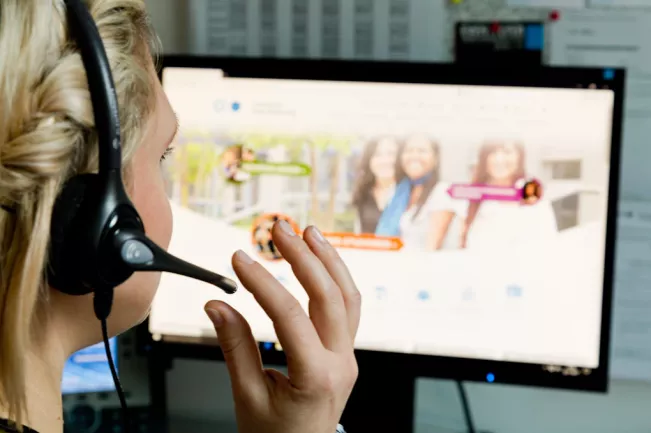 Allgemeine Studienberatung_Studienberaterin beraet telefonisch_Fotograf Lichtenscheidt