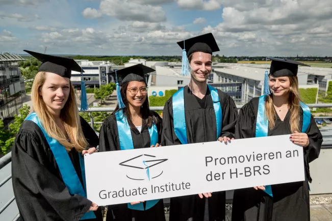 GI Graduierteninstitut Absolventen in Talar und Doktorhut Abschluss 20220601 foto eric lichtenscheidt 14 fs22.jpg