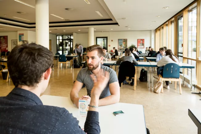 Sprachenzentrum Business English in Mensa 20220503 foto eric lichtenscheidt 03 fs22.jpg