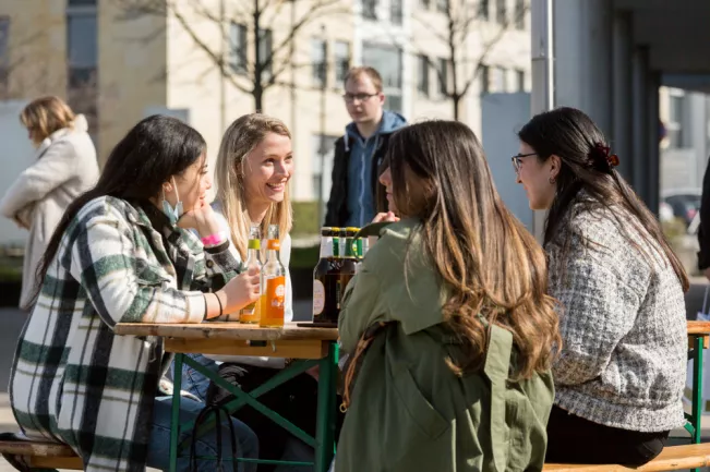 studierende campus biergarnitur beisammensein sta 20220321 foto eric lichtenscheidt 65 fs22.jpg