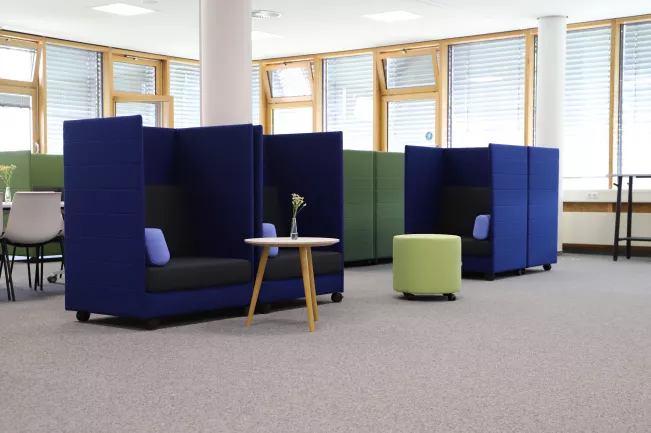 Blaue Möbel in der Bibliothek Campus Sankt Augustin