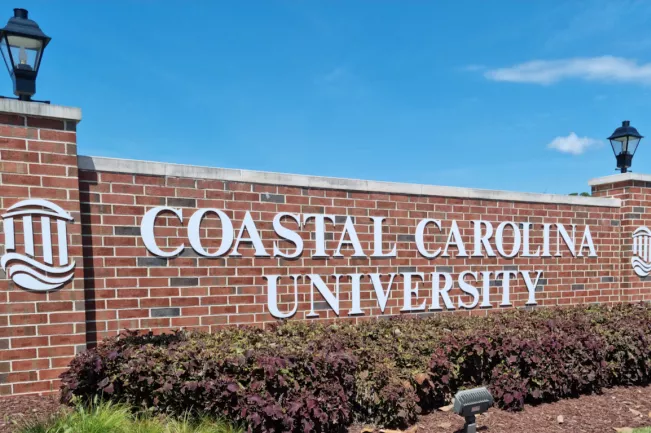 Schriftzug an der Einfahrt der Coastal Carolina University, Foto: Johannes Reiter