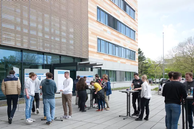 KLUGER Transfer Besuch am MPIC Posterpräsentationen draußen