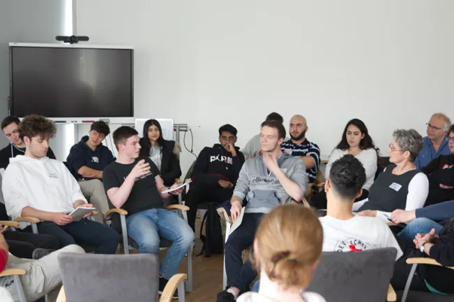 KLUGER Transfer Besuch am MPIC Fish Bowl Diskussion