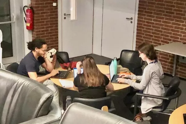 Schreibretreat_Studierende arbeiten am Laptop_Foto Menne_210723