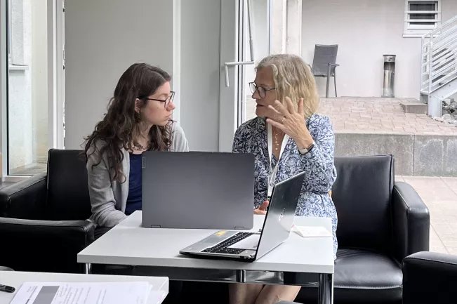 Schreibretreat_Studierende im Feedbackgespräch_Foto Suhasini Venkatesh_210723