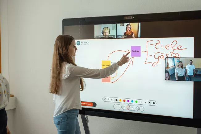 Christina am Webex-Board