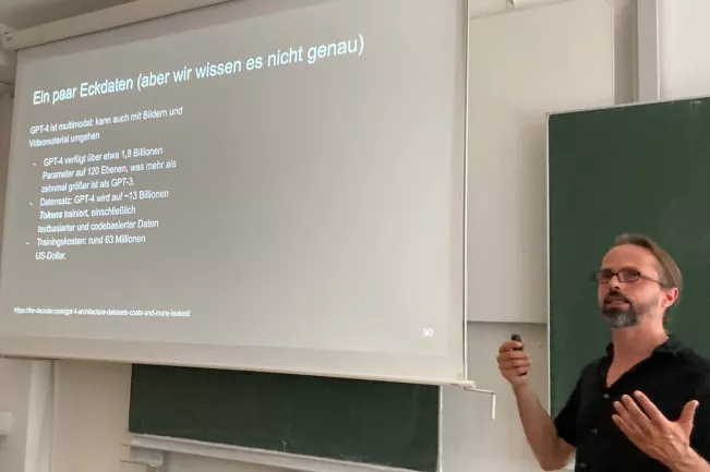 Alexander Hagg im Workshop über Large Language Models und Generative KI