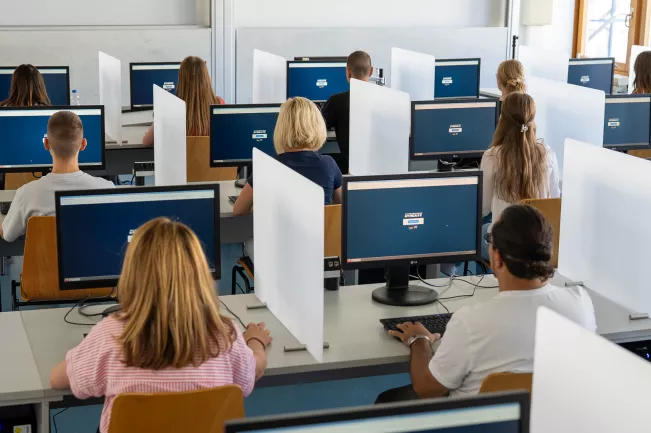 Dynexite-Prüfung_Poolraum_Studierende