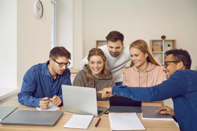 Studierende Laptop COLOURBOX 53964485